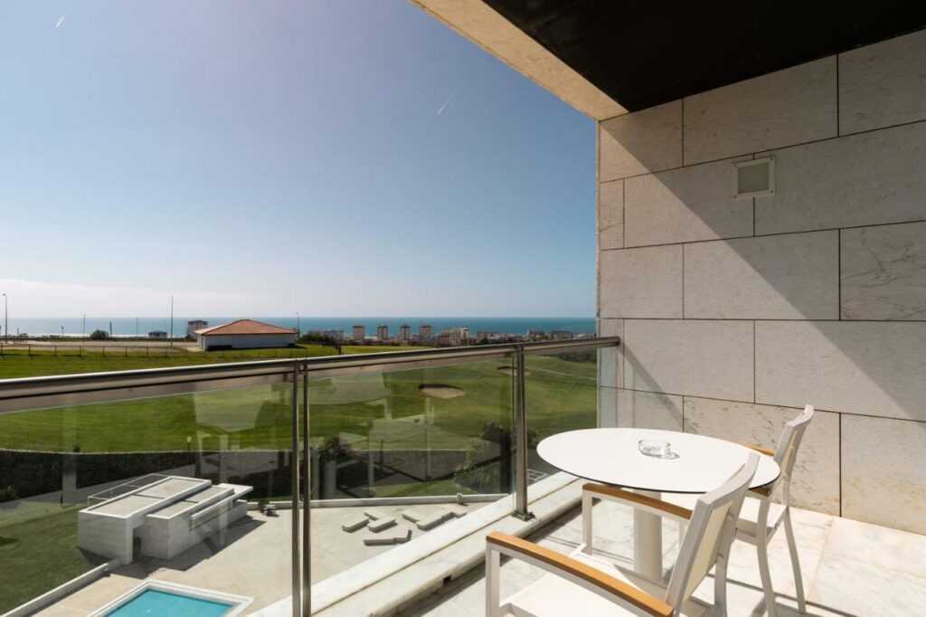 https://golftravelpeople.agiledigitalsolutions.co.uk/wp-content/uploads/2024/10/Crowne-Plaza-Caparica-Lisbon-Hotel-Bedrooms-Suites-and-Apartments-37-1024x682.jpg
