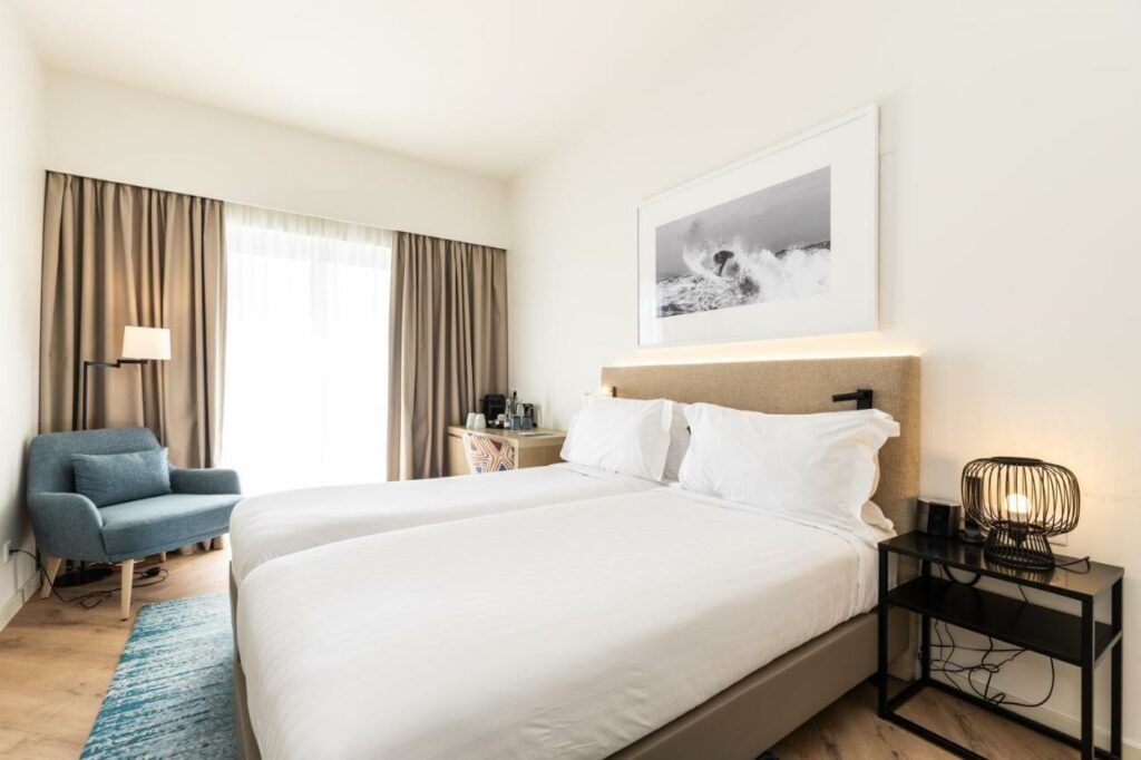 https://golftravelpeople.agiledigitalsolutions.co.uk/wp-content/uploads/2024/10/Crowne-Plaza-Caparica-Lisbon-Hotel-Bedrooms-Suites-and-Apartments-5-1024x682.jpg