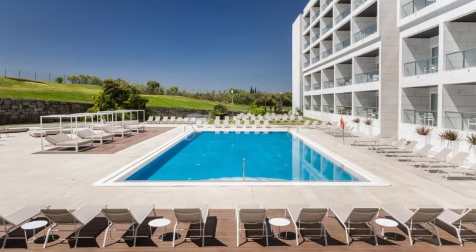 https://golftravelpeople.agiledigitalsolutions.co.uk/wp-content/uploads/2024/10/Crowne-Plaza-Caparica-Lisbon-Hotel-Swimming-Pools-and-Leisure-Facilities-4.jpg